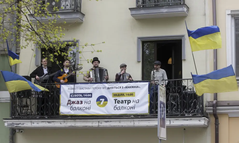 Odesa (Ukraine), 16/04/2022.- People gather as jazz musicians (not pictured) give a free concert on a balcony in Odesa, Ukraine, 16 April 2022 amid the ongoing Russian invasion of the country. (Rusia, Ucrania) EFE/EPA/STEPAN FRANKO
 UKRAINE RUSSIA CONFLICT