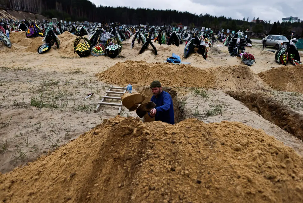 A gravedigger digs a new plot, amid Russia's invasion of Ukraine, at the cemetery in Irpin, Kyiv region, Ukraine April 18, 2022. REUTERS/Zohra Bensemra UKRAINE-CRISIS/IRPIN