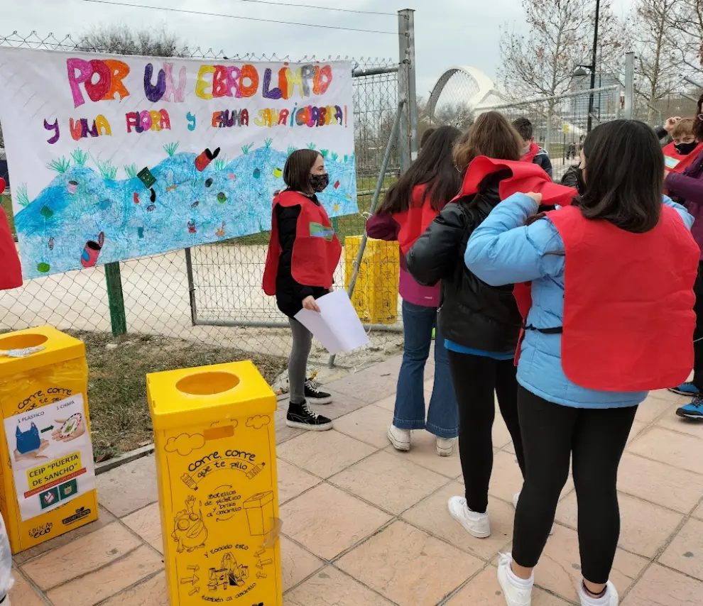 Los alumnos visitaron el Rastro de Zaragoza y recogieron todas las bolsas de plástico que encontraron esparcidas por el entorno y las reciclaron en objetos aprovechables como estuches. Este centro escolar ha cambiado su dinámica interior de una economía lineal a una circular.