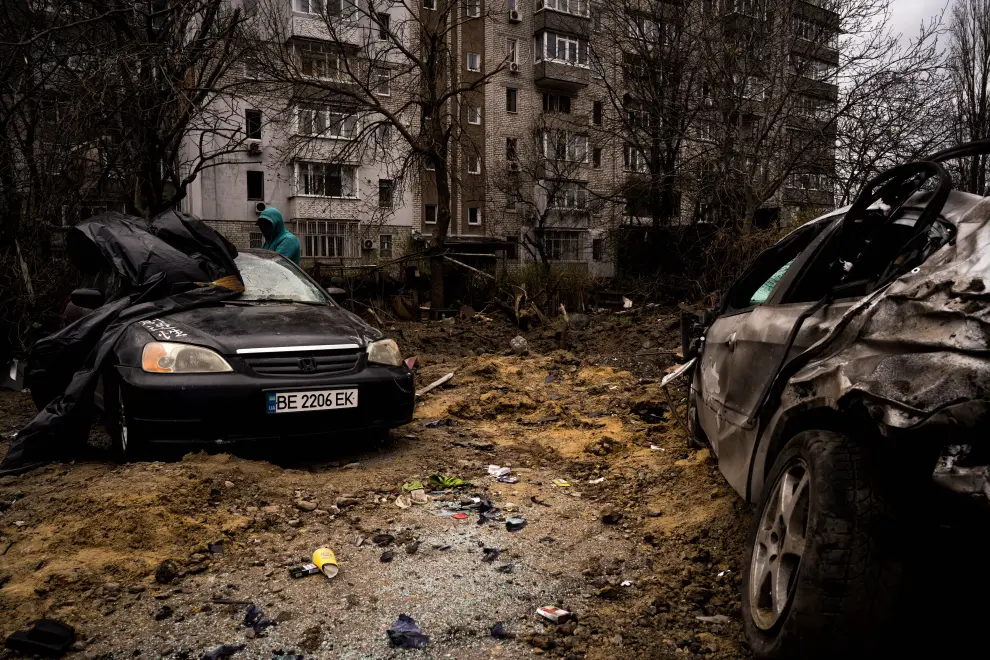 April 19, 2022, Mykolaiv, Mykolaivs Oblast, Ukraine: People watching the damage from a missile launched in a residential neighborhood in Mykolaiv in Ukraine on April 19, 2022.,Image: 684331025, License: Rights-managed, Restrictions: , Model Release: no, Credit line: Vincenzo Circosta / Zuma Press / ContactoPhoto.Editorial licence valid only for Spain and 3 MONTHS from the date of the image, then delete it from your archive. For non-editorial and non-licensed use, please contact EUROPA PRESS...19/04/2022[[[EP]]]