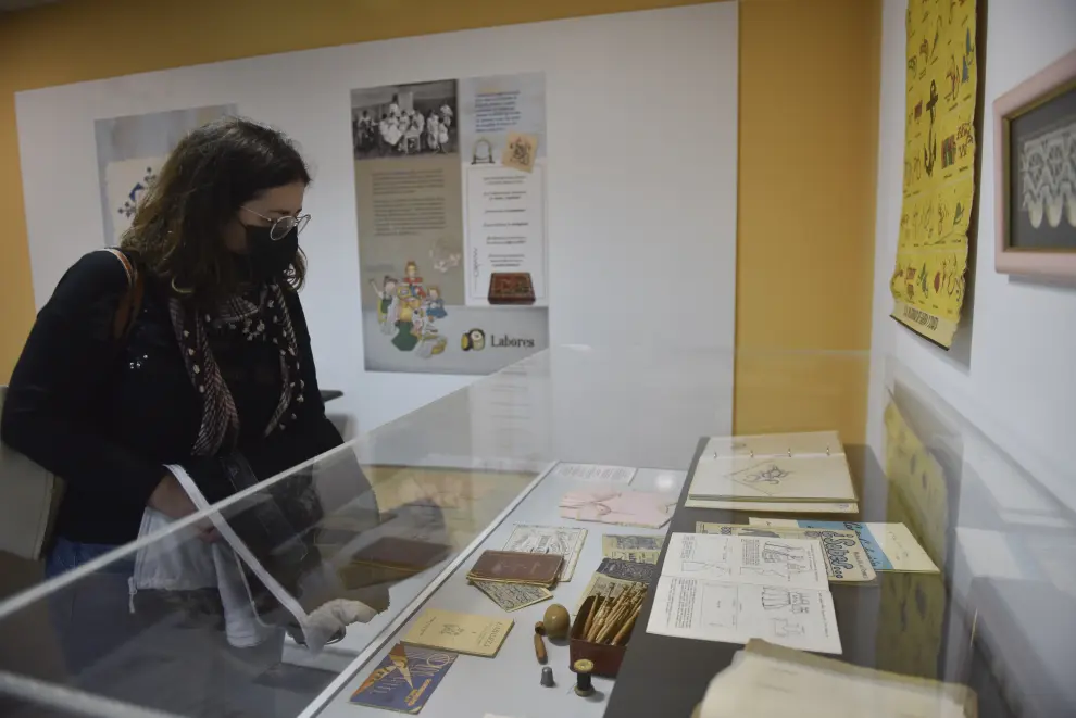 La exposición 'La educación de las niñas' reúne libros, objetos y fotografías desde finales del siglo XIX hasta la transición.