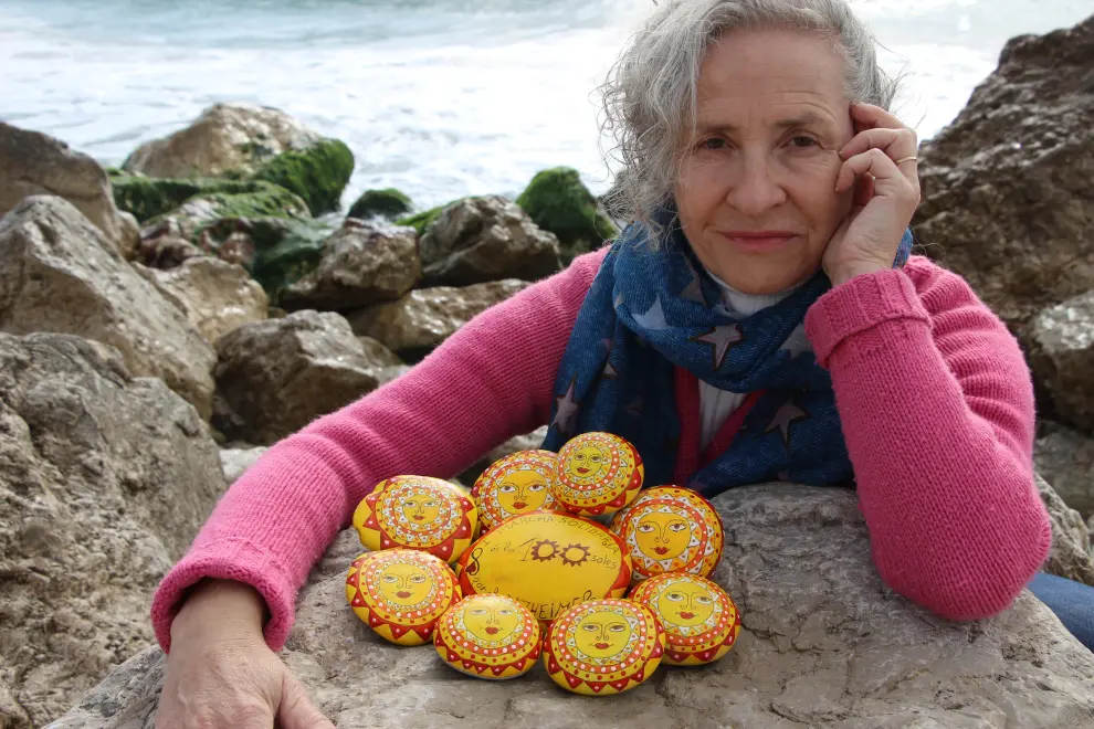 Pilar Santamaría, con las piedras pintadas que dan nombre a su proyecto solidario para visibilizar la enfermedad de Alzheimer en pueblos de Teruel y de Castellón.