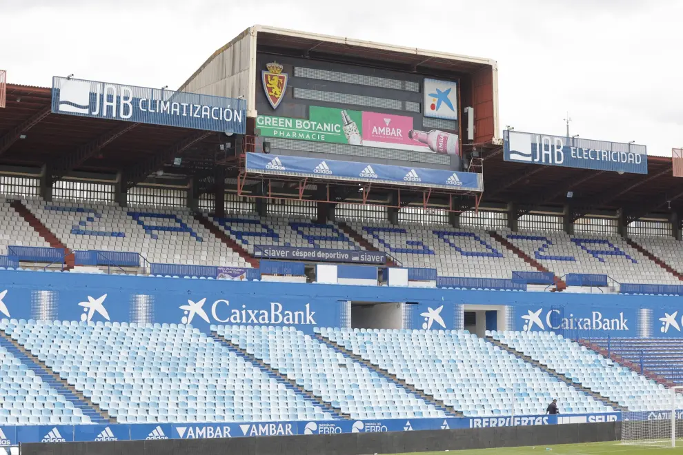 El concejal de Urbanismo, Víctor Serrano, ha visitado el estadio de La Romareda para ver las obras que serán necesarias para que el recinto esté a punto de cara al partido de la selección española frente a Suiza en septiembre.