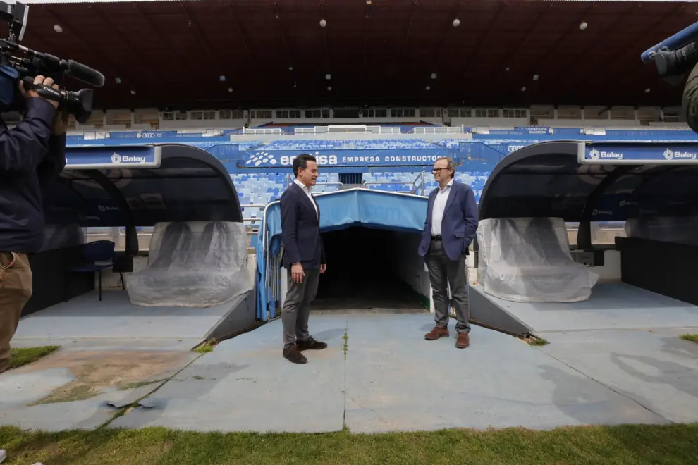 El concejal de Urbanismo, Víctor Serrano, ha visitado el estadio de La Romareda para ver las obras que serán necesarias para que el recinto esté a punto de cara al partido de la selección española frente a Suiza en septiembre.