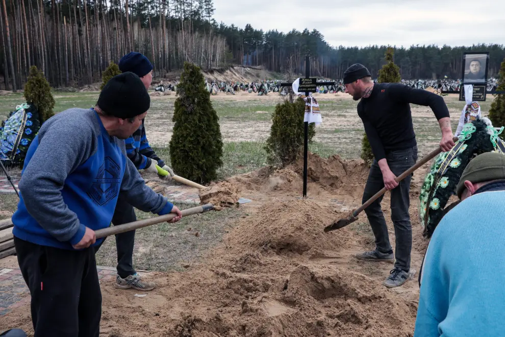 April 20, 2022, Irpin, Kyiv Region, Ukraine: An armed soldier in a camouflage uniform and bulletproof vest faces the graves of those who perished in the war at the central cemetery of Irpin, a city liberated from Russian invaders, Kyiv Region, northern Ukraine.,Image: 685032266, License: Rights-managed, Restrictions: , Model Release: no, Credit line: Hennadii Minchenko / Zuma Press / ContactoPhoto.Editorial licence valid only for Spain and 3 MONTHS from the date of the image, then delete it from your archive. For non-editorial and non-licensed use, please contact EUROPA PRESS...20/04/2022[[[EP]]]