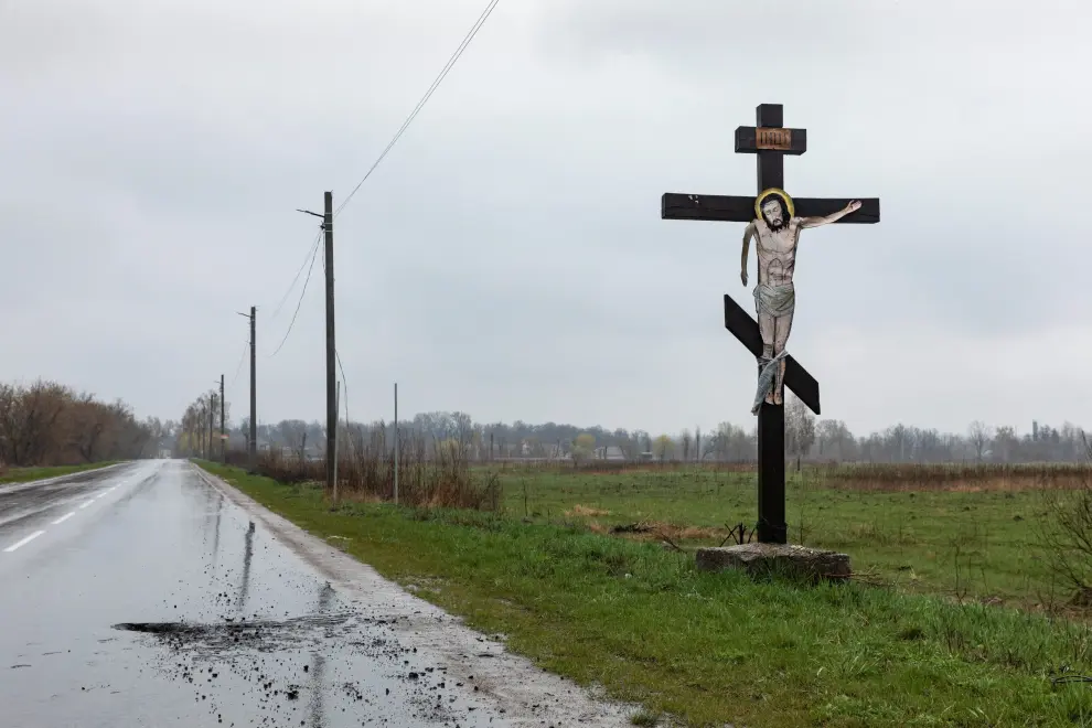 A missile is seen on a road, amid Russia's invasion of Ukraine, in Gostomel region, Ukraine April 22, 2022. REUTERS/Mikhail Palinchak UKRAINE-CRISIS/