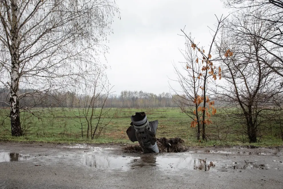 A partially damaged cross stands next to a road, amid Russia's invasion of Ukraine, in Gostomel region, Ukraine April 22, 2022. REUTERS/Mikhail Palinchak UKRAINE-CRISIS/