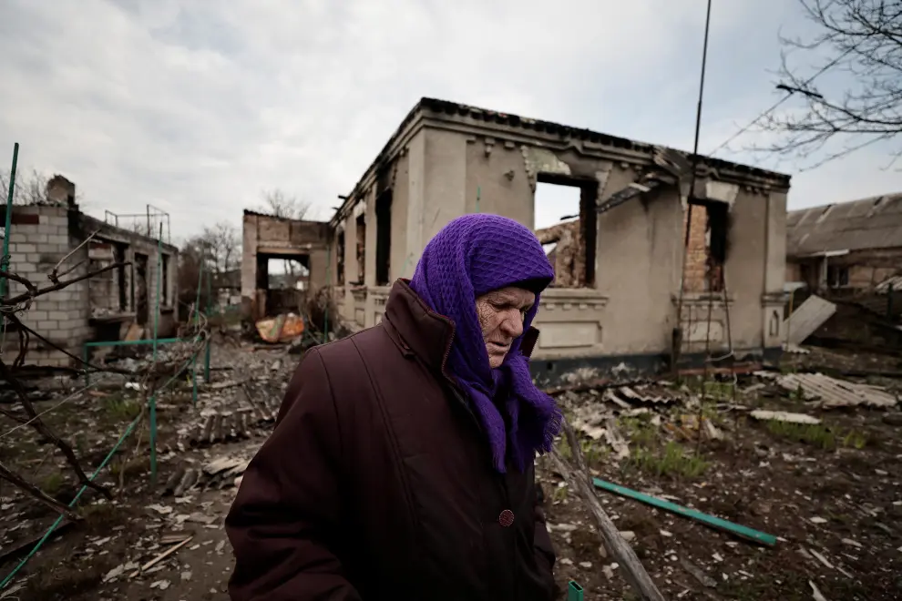 Hanna Chaika, 80, talks to journalists as she stands outside her neighbour's house, that according to her was hit by rockets, amid Russia's invasion of Ukraine, in Ozera, Kyiv region, Ukraine April 23, 2022. REUTERS/Zohra Bensemra UKRAINE-CRISIS/