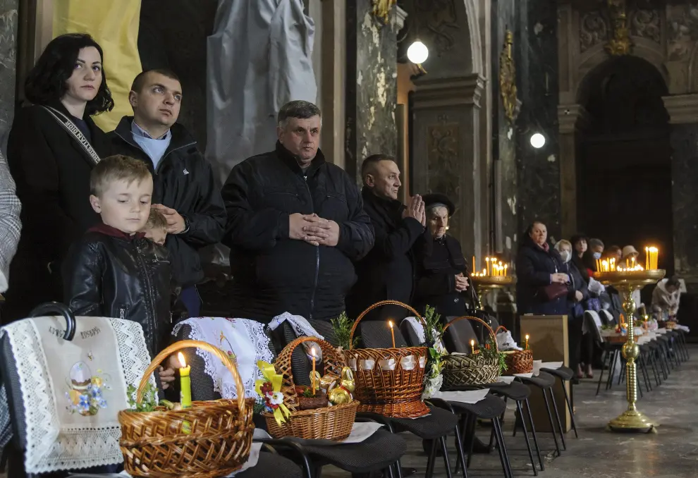 Lviv (Ukraine), 23/04/2022.- Ukrainian believers with baskets of painted eggs and kulichi, traditional Easter cake, attend an Orthodox Easter mass in Lviv, Ukraine, 23 April 2022. Easter is celebrated around the world by Christians to mark the resurrection of Jesus Christ from the dead and the foundation of the Christian faith. (Ucrania) EFE/EPA/MYKOLA TYS
 UKRAINE EASTER