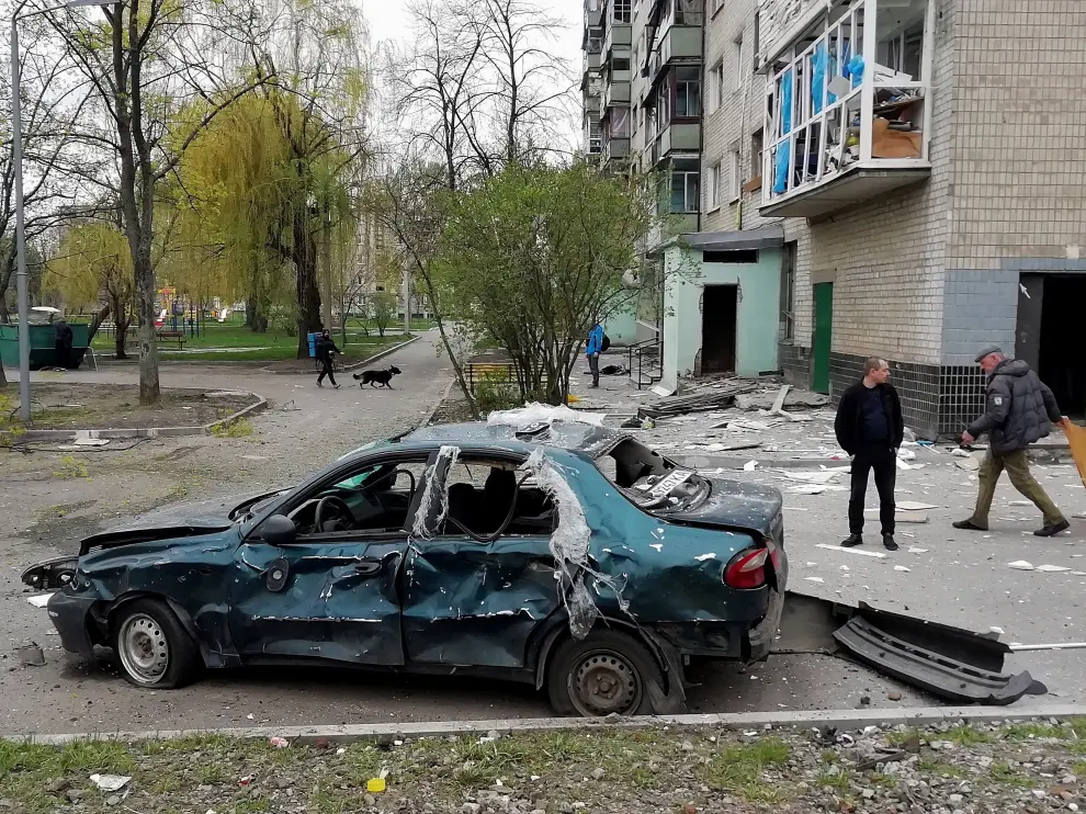 Men inspect the site of a military strike, amid Russia's invasion of Ukraine, in Kharkiv, Ukraine, April 23, 2022. REUTERS/Oleksandr Lapshyn UKRAINE-CRISIS/