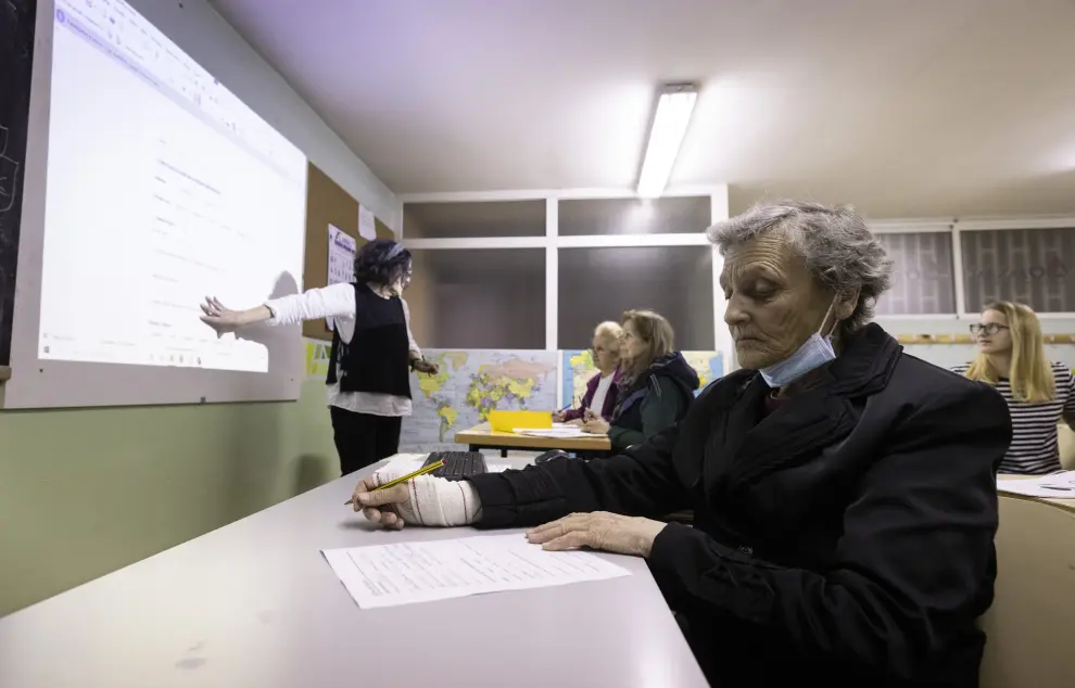 Las clases reúnen todas las mañanas a varias docenas de ucranianos de todas las edades.