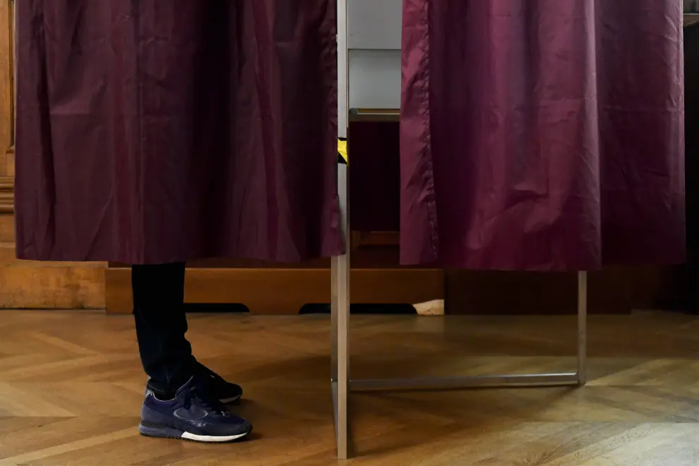 A person casts a ballot in the second round of the 2022 French presidential election at a polling station in Henin-Beaumont, France, April 24, 2022. REUTERS/Yves Herman FRANCE-ELECTION/