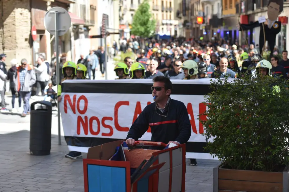 Más de 200 personas han participado en la protesta convocada por los bomberos de Huesca contras las sanciones por interrumpir un pleno municipal.