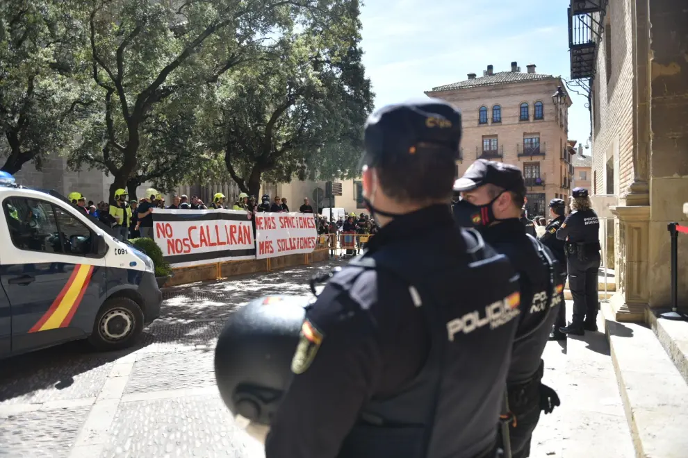 Más de 200 personas han participado en la protesta convocada por los bomberos de Huesca contras las sanciones por interrumpir un pleno municipal.