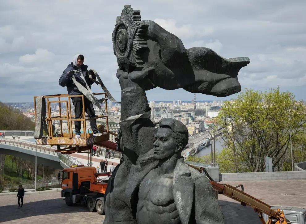 A Soviet monument to a friendship between Ukrainian and Russian nations is seen before its demolition, amid Russia's invasion of Ukraine, in central Kyiv, Ukraine April 26, 2022. REUTERS/Gleb Garanich UKRAINE-CRISIS/MONUMENT