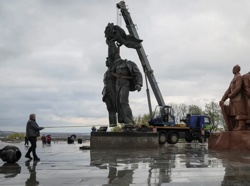 A Soviet monument to a friendship between Ukrainian and Russian nations is seen after its demolition, amid Russia's invasion of Ukraine, in central Kyiv, Ukraine April 26, 2022. REUTERS/Gleb Garanich UKRAINE-CRISIS/MONUMENT