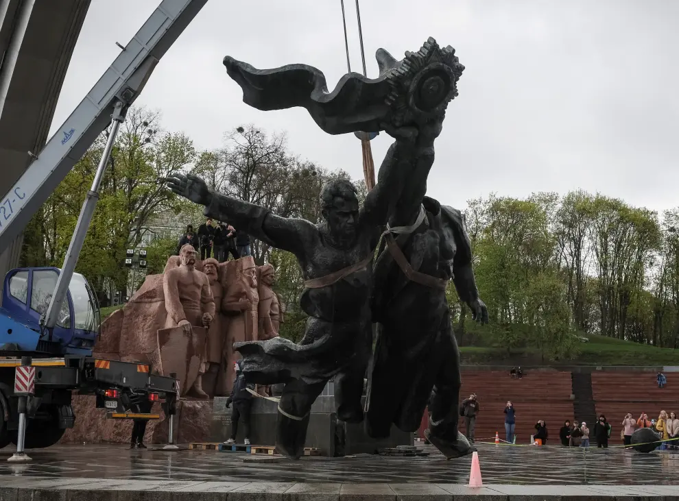 A Soviet monument to a friendship between Ukrainian and Russian nations is seen during its demolition, amid Russia's invasion of Ukraine, in central Kyiv, Ukraine April 26, 2022. REUTERS/Gleb Garanich UKRAINE-CRISIS/MONUMENT
