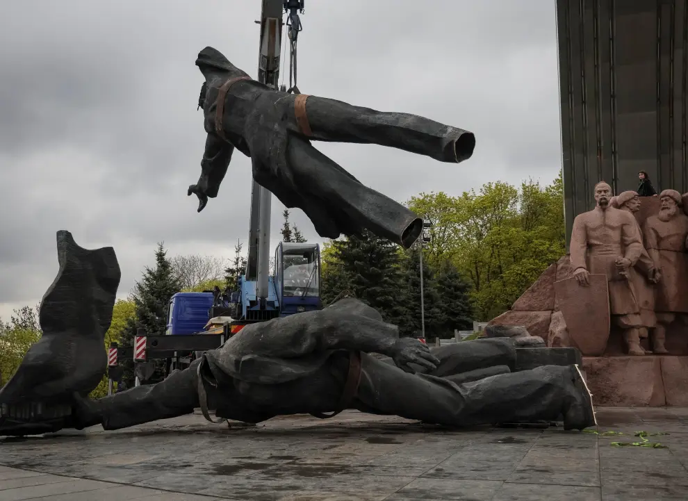 A Soviet monument to a friendship between Ukrainian and Russian nations is seen during its demolition, amid Russia's invasion of Ukraine, in central Kyiv, Ukraine April 26, 2022. REUTERS/Gleb Garanich UKRAINE-CRISIS/MONUMENT