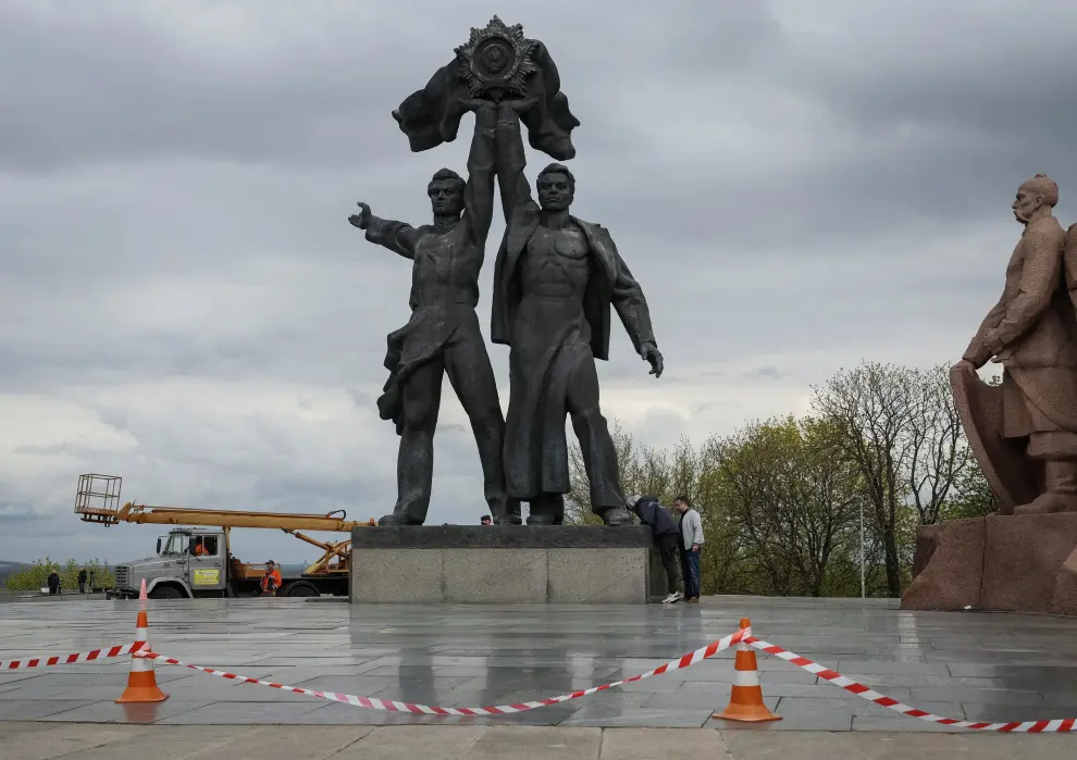 Desmantelan un monumento en Kiev que recordaba la amistad de Rusia y Ucrania