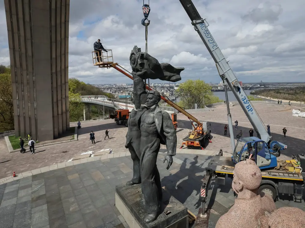 Desmantelan un monumento en Kiev que recordaba la amistad de Rusia y Ucrania
