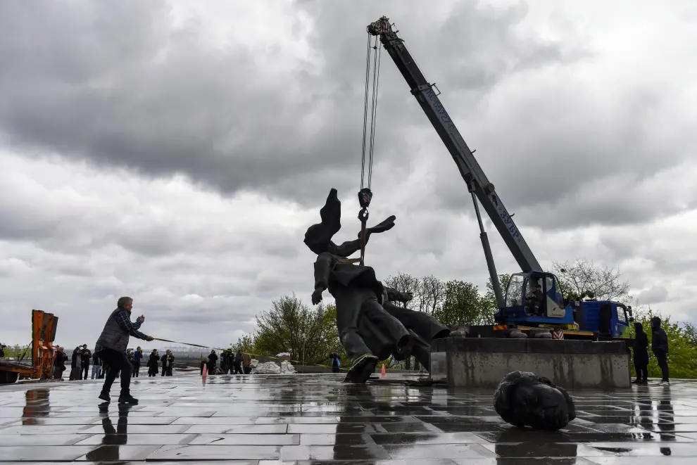 Kyiv (Ukraine), 26/04/2022.- A municipal worker prepares to dismantle the Monument of Friendship in Kyiv (Kiev) Ukraine, 26 April 2022. The Monument of Friendship between the Russian and Ukrainian nations was opened in 1982, on the 60th anniversary of founding of USSR. On April 25, Kyiv's mayor Vitali Klitschko announced the dismantling of the monument. On 24 February Russian troops had entered Ukrainian territory resulting in fighting and destruction in the country, a huge flow of refugees, and multiple sanctions against Russia. (Abierto, Rusia, Ucrania) EFE/EPA/OLEG PETRASYUK
 UKRAINE RUSSIA CONFLICT