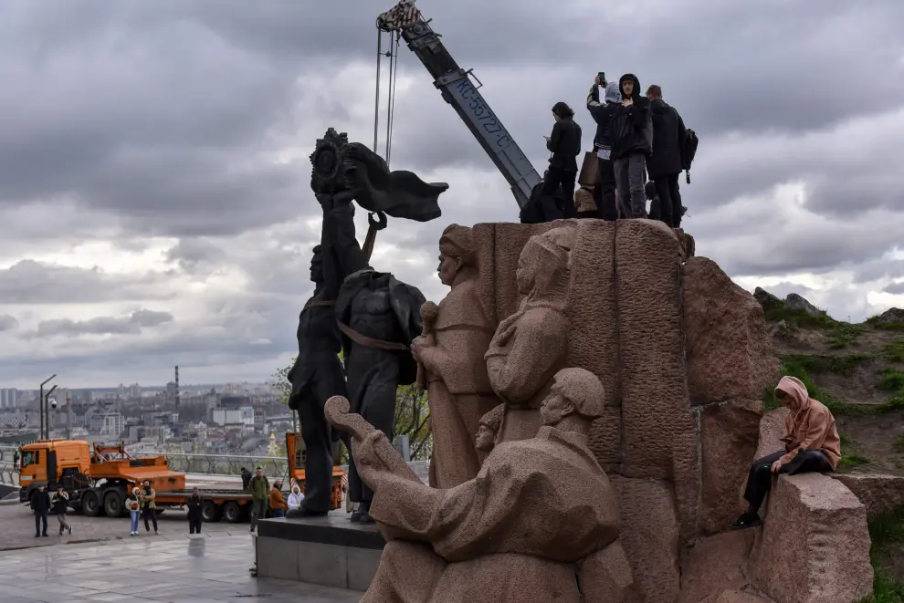 Kyiv (Ukraine), 26/04/2022.- Municipal workers dismantle the Monument of Friendship in Kyiv (Kiev) Ukraine, 26 April 2022. The Monument of Friendship between the Russian and Ukrainian nations was opened in 1982, on the 60th anniversary of founding of USSR. On April 25, Kyiv's mayor Vitali Klitschko announced the dismantling of the monument. On 24 February Russian troops had entered Ukrainian territory resulting in fighting and destruction in the country, a huge flow of refugees, and multiple sanctions against Russia. (Abierto, Rusia, Ucrania) EFE/EPA/OLEG PETRASYUK
 UKRAINE RUSSIA CONFLICT