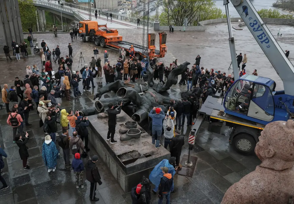 Parts of a Soviet monument to a friendship between Ukrainian and Russian nations are seen after its demolition, amid Russia's invasion of Ukraine, in central Kyiv, Ukraine April 26, 2022. REUTERS/Gleb Garanich UKRAINE-CRISIS/MONUMENT