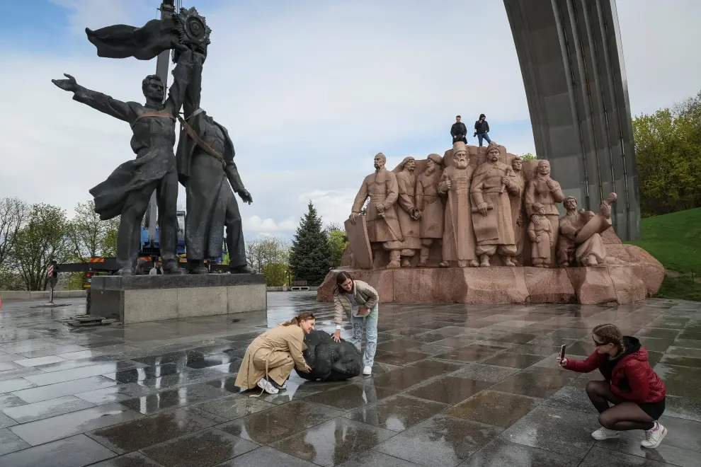 People look and take pictures of a Soviet monument to a friendship between Ukrainian and Russian nations after its demolition, amid Russia's invasion of Ukraine, in central Kyiv, Ukraine April 26, 2022. REUTERS/Gleb Garanich UKRAINE-CRISIS/MONUMENT