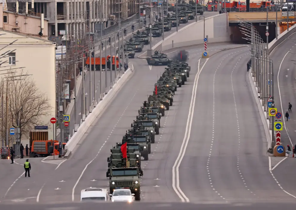 Russian service members drive tanks along the street before a rehearsal for the Victory Day military parade in Moscow, Russia April 28, 2022. REUTERS/Maxim Shemetov WW2-ANNIVERSARY/RUSSIA-PARADE-REHEARSAL