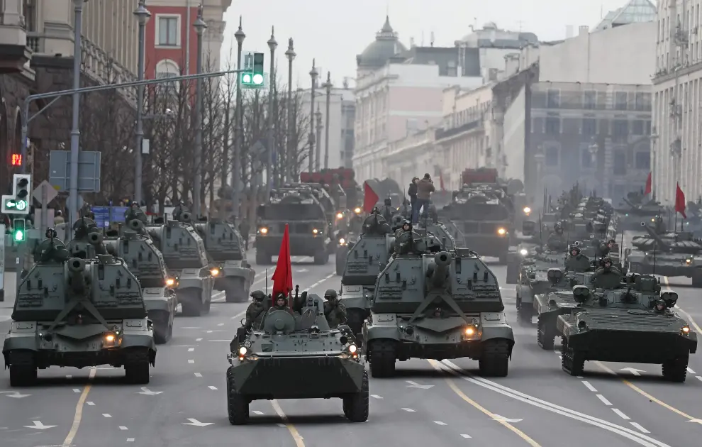 Armoured vehicles drive along the street before a rehearsal for the Victory Day military parade in Moscow, Russia April 28, 2022. REUTERS/Maxim Shemetov WW2-ANNIVERSARY/RUSSIA-PARADE-REHEARSAL
