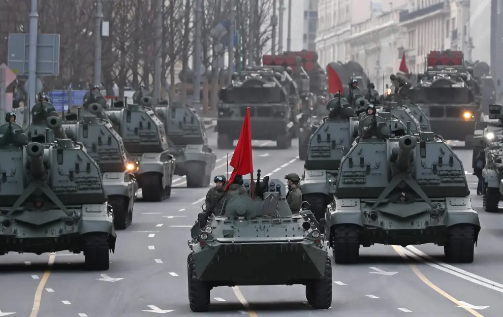 Russian service members drive armoured vehicles before a rehearsal for the Victory Day military parade in Moscow, Russia April 28, 2022. REUTERS/Maxim Shemetov WW2-ANNIVERSARY/RUSSIA-PARADE-REHEARSAL