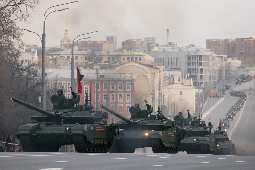 Russian service members drive armoured vehicles along the street before a rehearsal for the Victory Day military parade in Moscow, Russia April 28, 2022. REUTERS/Maxim Shemetov WW2-ANNIVERSARY/RUSSIA-PARADE-REHEARSAL