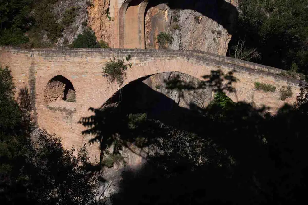 Vista del Puente del Diablo en Olvena.