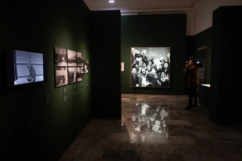 La muestra reúne fotografías, documentos, impresos, libros y objetos relacionados con Manuel Azaña.