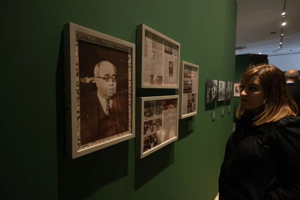 La muestra reúne fotografías, documentos, impresos, libros y objetos relacionados con Manuel Azaña.