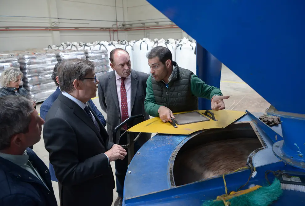 Visita de Arturo Aliaga a la fábrica de pellets de Bea (Teruel)