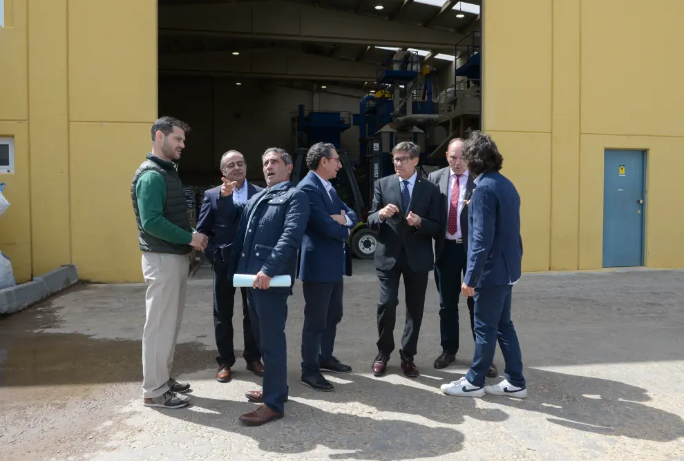 Visita de Arturo Aliaga a la fábrica de pellets de Bea (Teruel)