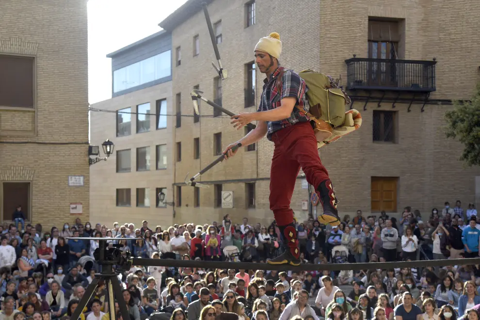 Cinco espectáculos de funambulismo y equilibrismo han recorrido este domingo las calles de Huesca con gran éxito de público.