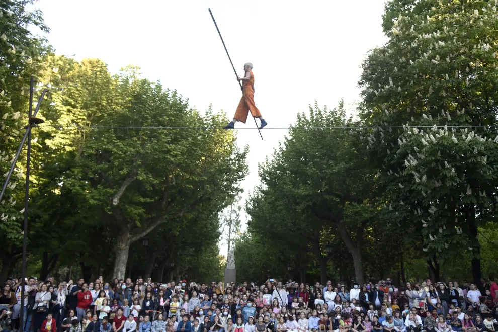 Cinco espectáculos de funambulismo y equilibrismo han recorrido este domingo las calles de Huesca con gran éxito de público.