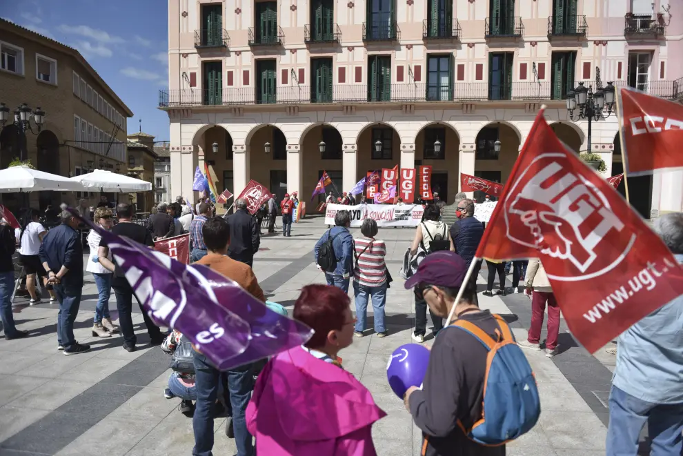 Los sindicatos UGT y CC. OO., por una parte, y CGT, CNT, Huste y CSO La Cuquera, por otra, se han manifestado este Primero de Mayo en Huesca para pedir mejoras para los trabajadores.