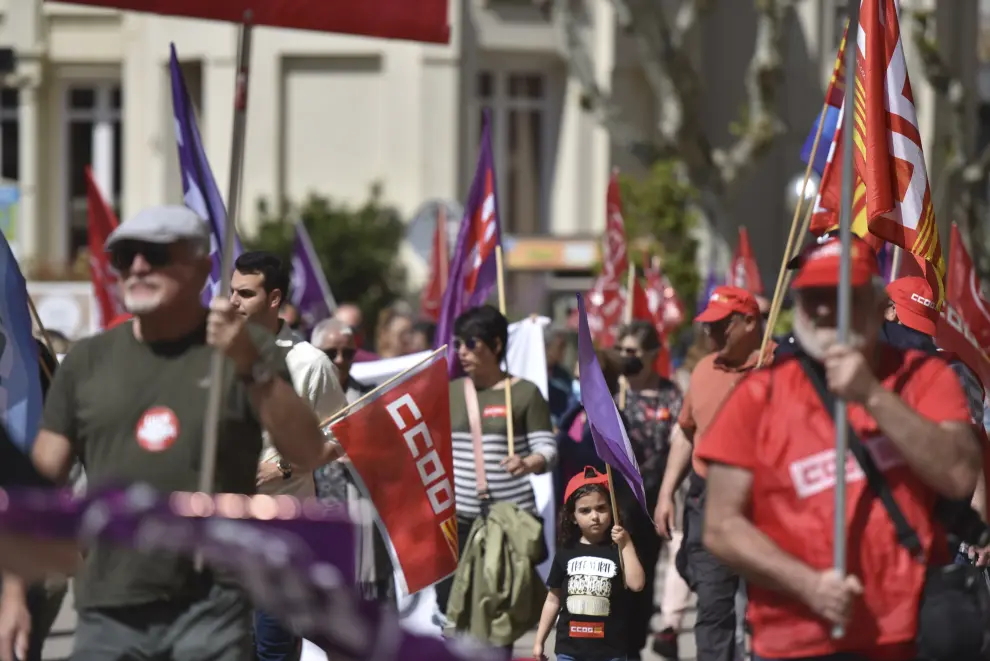 Los sindicatos UGT y CC. OO., por una parte, y CGT, CNT, Huste y CSO La Cuquera, por otra, se han manifestado este Primero de Mayo en Huesca para pedir mejoras para los trabajadores.
