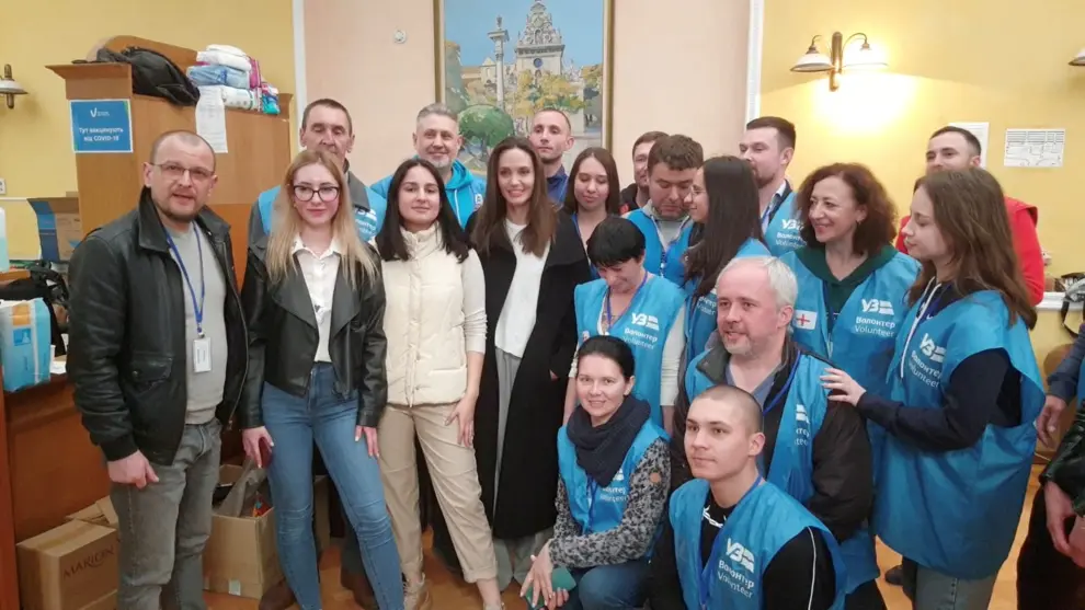 U.S. actor and UNHCR Special Envoy Angelina Jolie speaks while meeting with volunteers during a visit to Lviv's main railway station, amid Russia's invasion of Ukraine April 30, 2022 in this image obtained from handout video. Ukrzaliznytsia/Handout via REUTERS ATTENTION EDITORS - THIS IMAGE HAS BEEN PROVIDED BY A THIRD PARTY. MANDATORY CREDIT. UKRAINE-CRISIS/LVIV-JOLIE