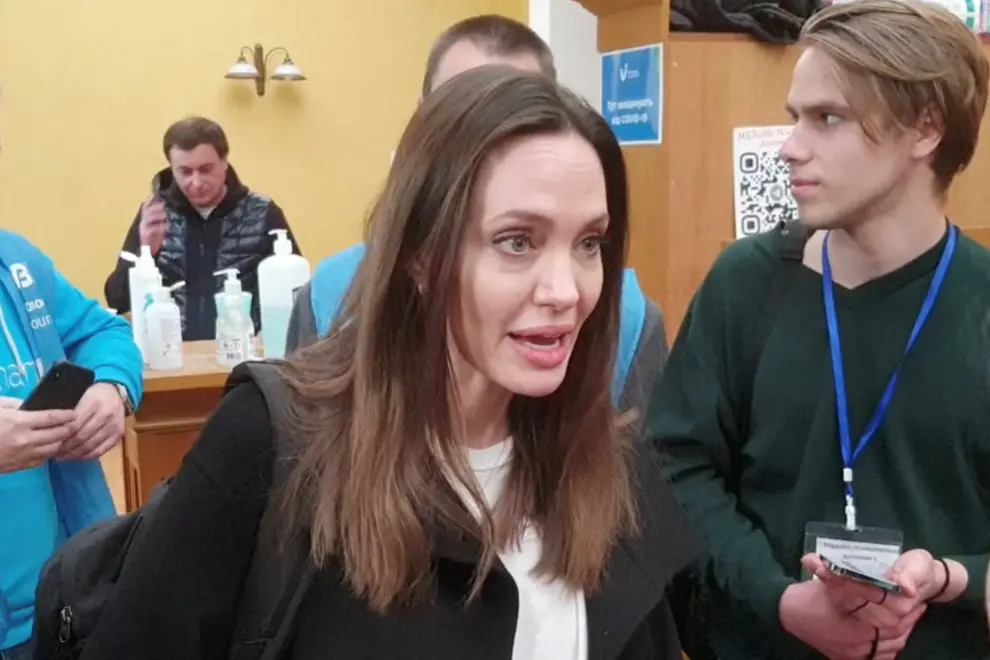 U.S. actor and UNHCR Special Envoy Angelina Jolie listens while meeting with volunteers during a visit to Lviv's main railway station, amid Russia's invasion of Ukraine April 30, 2022 in this still image obtained from handout video. Ukrzaliznytsia/Handout via REUTERS ATTENTION EDITORS - THIS IMAGE HAS BEEN PROVIDED BY A THIRD PARTY. MANDATORY CREDIT. UKRAINE-CRISIS/LVIV-JOLIE