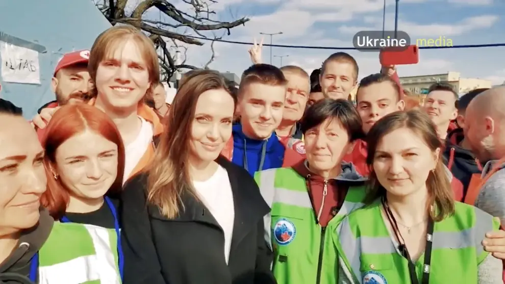 U.S. actor and UNHCR Special Envoy Angelina Jolie interacts with children at the main railway station during her visit to Lviv, amid Russia's ongoing invasion of Ukraine, in Lviv, Ukraine April 30, 2022 in this still image obtained from a social media video. Video recorded April 30, 2022. Lviv.Media via REUTERS ATTENTION EDITORS - THIS IMAGE HAS BEEN PROVIDED BY A THIRD PARTY. MANDATORY CREDIT. NO RESALES. NO ARCHIVES. UKRAINE-CRISIS/LVIV-JOLIE