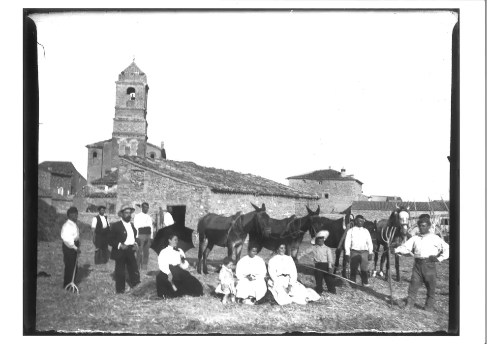 Las imágenes retratan la Sariñena de entre 1890 y 1920.
