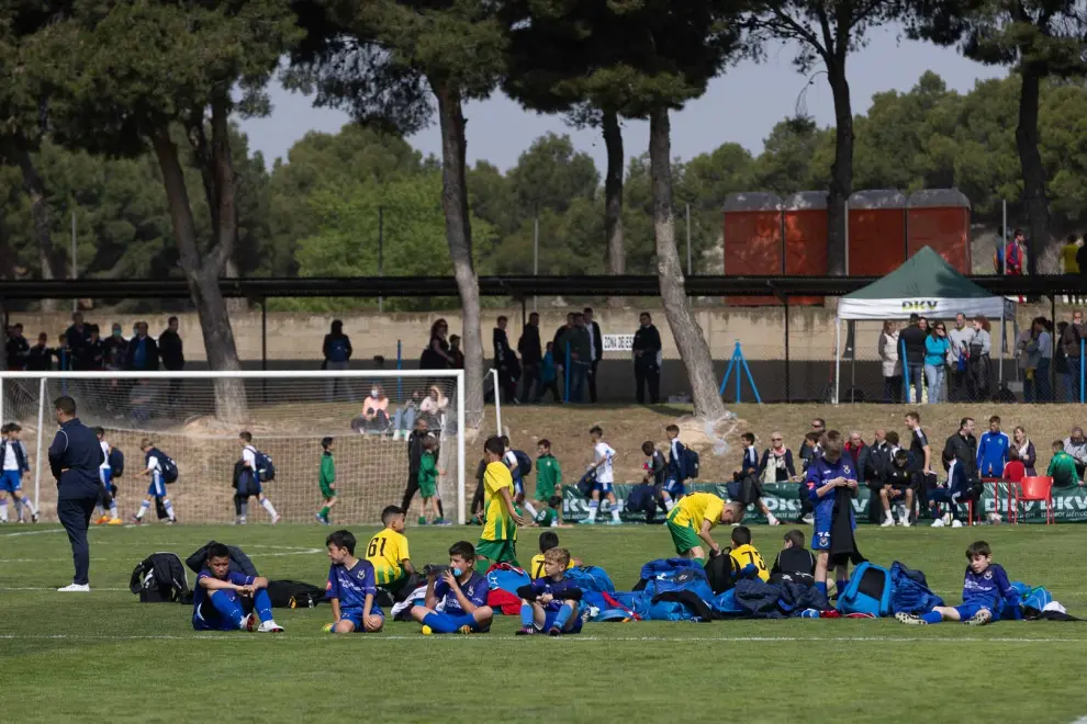 Dos millares de futbolistas en edades Benjamín y Alevín se han dado este lunes en la gran fiesta del fútbol base aragonés.