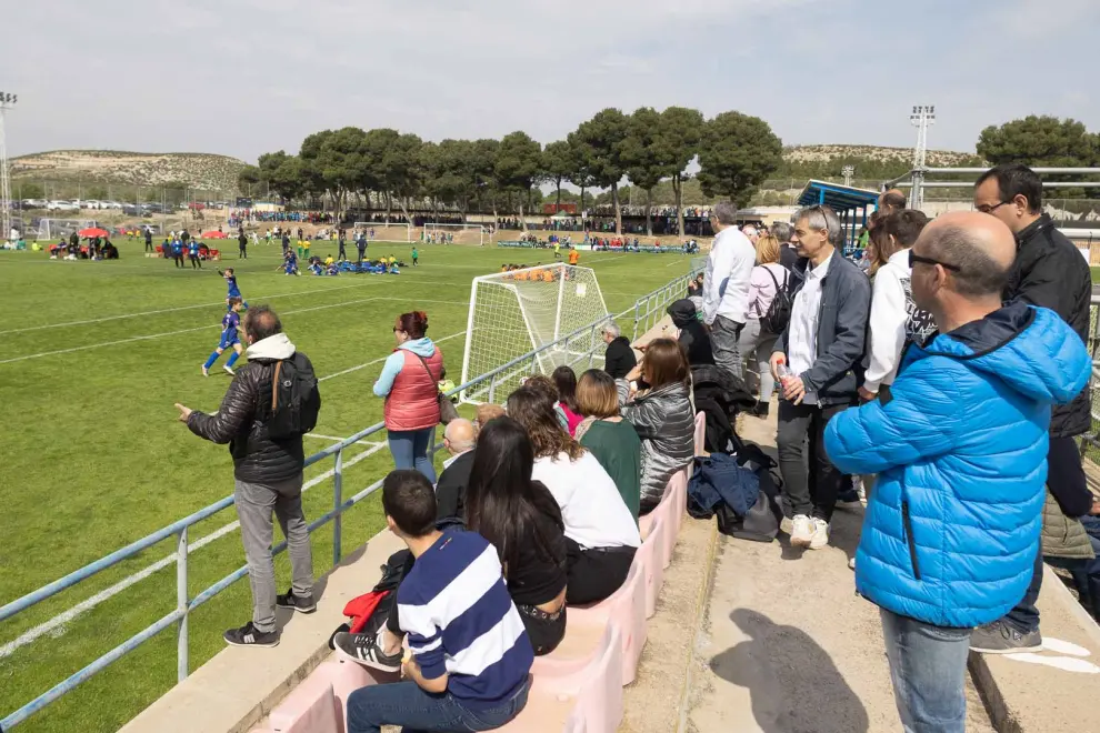 Dos millares de futbolistas en edades Benjamín y Alevín se han dado este lunes en la gran fiesta del fútbol base aragonés.