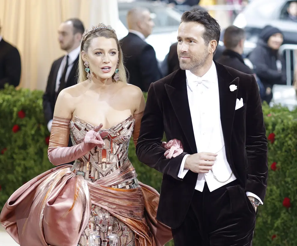 New York (United States), 02/05/2022.- Ryan Reynolds (L) and Blake Lively on the red carpet for the 2022 Met Gala, the annual benefit for the Metropolitan Museum of Art's Costume Institute, in New York, New York, USA, 02 May 2022. The event coincides with the Met Costume Institute's 'In America: An Anthology of Fashion' which opens 05 May 2022 concludes 05 September 2022. (Moda, Abierto, Estados Unidos, Nueva York) EFE/EPA/JUSTIN LANE USA NEW YORK MET GALA