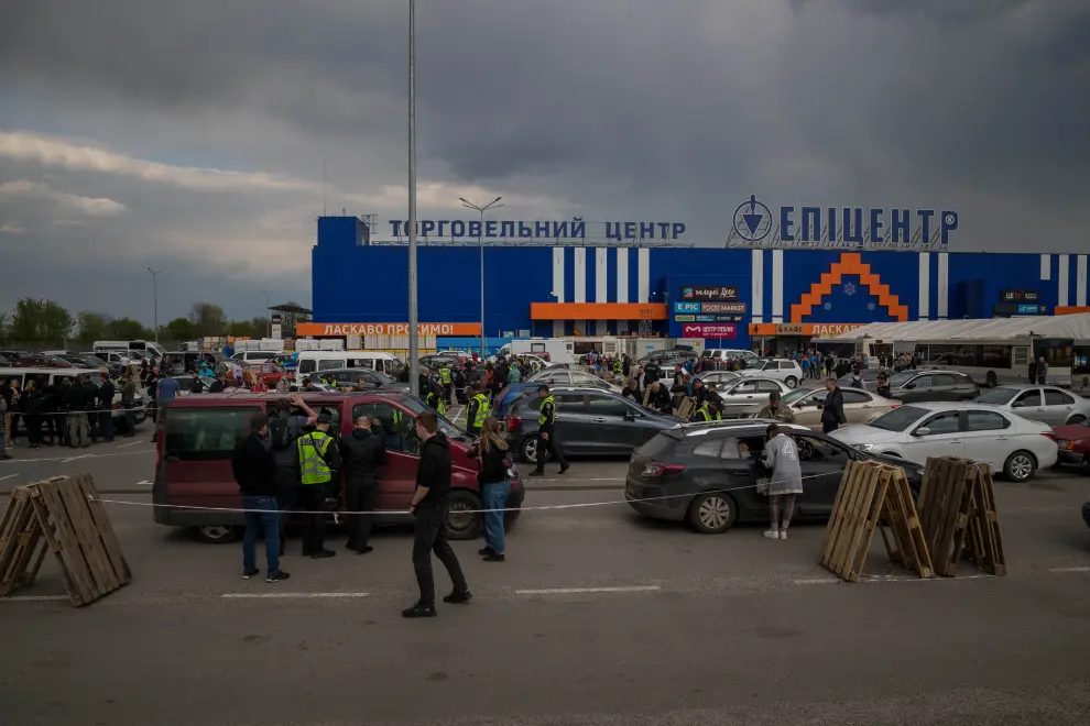 Apoyo a refugiados en estacionamiento de centro comercial en Zaporiya