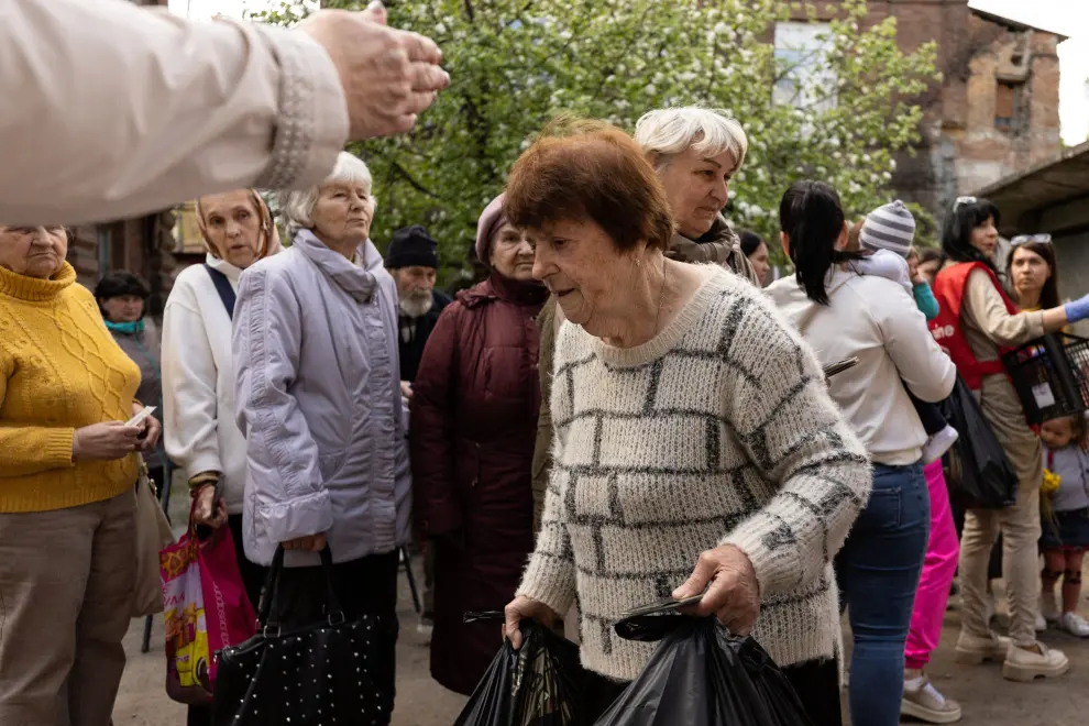 Refugiados ucranianos esperan donaciones de comida de una iglesia en Dnipro (Ucrania).